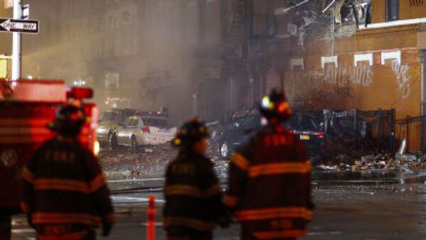 Пожарные на месте обрушения жилого дома в Нью-Йорке  - Sputnik Việt Nam