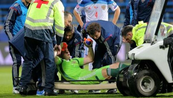 Thủ môn Nga Igor Akinfeev bị chấn thương trong trận Montenegro- Nga vòng loại giải vô địch châu Âu 2016. - Sputnik Việt Nam