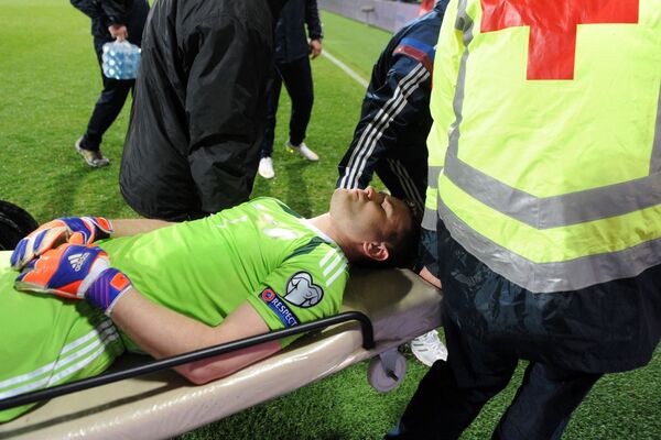Thủ môn Nga Igor Akinfeev, bị thương trong trận đấu vòng loại Giải vô địch bóng đá châu Âu 2016 giữa đội tuyển quốc gia Montenegro và Nga, được các nhân viên y tế đưa ra khỏi sân. - Sputnik Việt Nam