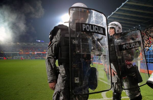 Cảnh sát trong trận đấu vòng loại Giải vô địch bóng đá châu Âu 2016 giữa đội tuyển quốc gia Montenegro và Nga - Sputnik Việt Nam