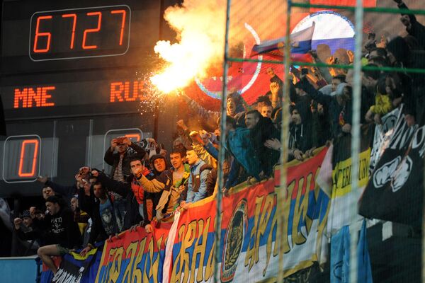 Cổ động viên Nga ở trận đấu vòng loại Giải vô địch châu Âu 2016 giữa đội tuyển quốc gia Montenegro và Nga - Sputnik Việt Nam