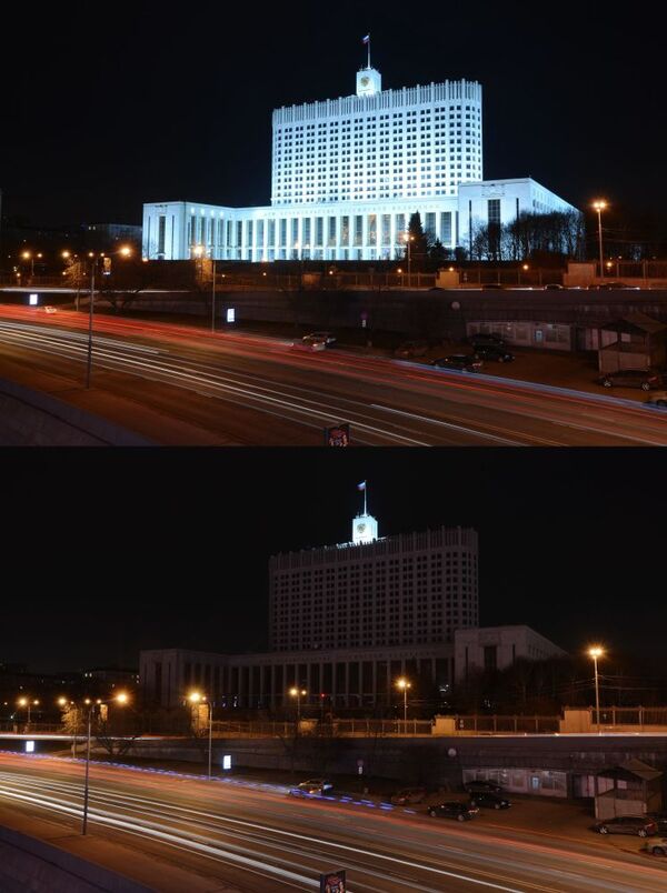 Cảnh tòa nhà trụ sở  Chính phủ LB Nga với đèn chiếu sáng và sau khi tắt điện trong khuôn khổ hoạt động môi trường Giờ Trái đất - Sputnik Việt Nam
