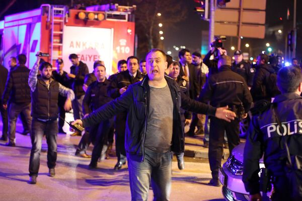 Một người đàn ông tại hiện trường vụ nổ ở Ankara - Sputnik Việt Nam