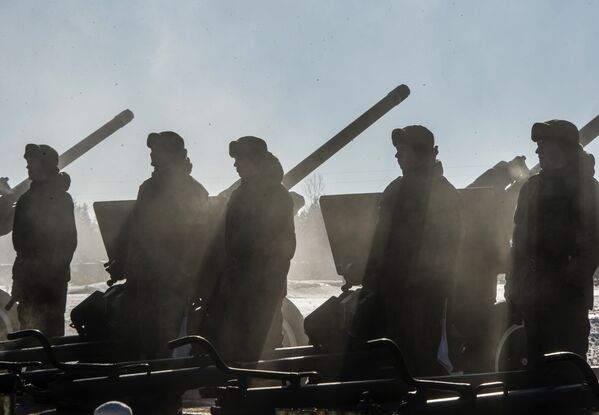 Các chiến sĩ pháo binh Tiểu đoàn pháo số 449 huấn luyện bắn pháo hoa mừng Ngày Người bảo vệ Tổ quốc - Sputnik Việt Nam