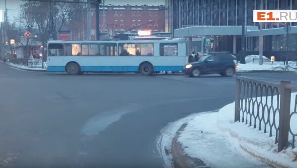 Hành khách ở Ekaterinburg đẩy xe điện bánh hơi bị kẹt - Sputnik Việt Nam