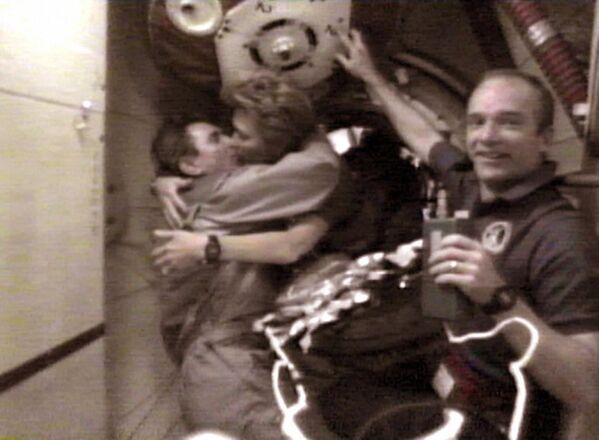 Chỉ huy Trạm Nga “Mir” Vasili Tsibliyev chào mừng phi hành gia Elena Kondakova và chỉ huy phi hành đoàn Atlantis Charles Precourt đến trên tàu vũ trụ Mỹ Atlantis, tháng Năm 1997 - Sputnik Việt Nam