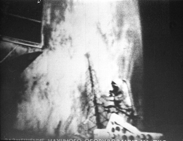 Thành viên đoàn thám hiểm đầu tiên của Trạm Mir Leonid Kizim làm việc trong không gian mở, tháng Ba năm 1986 - Sputnik Việt Nam
