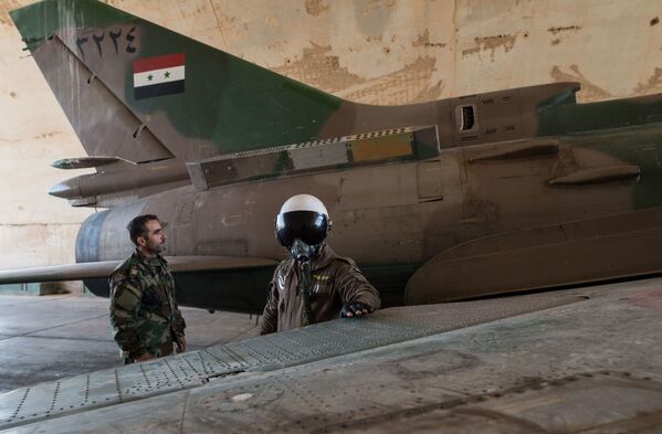 Phi công lực lượng không quân Syria tại căn cứ của quân đội Syria ở tỉnh Homs - Sputnik Việt Nam