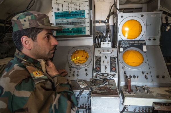 Một người lính của quân đội Syria tại căn cứ không quân của quân đội Syria ở tỉnh Homs - Sputnik Việt Nam
