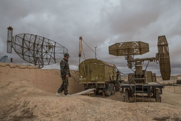 Quân nhân Syria gần trạm radar tại căn cứ không quân của quân đội Syria ở tỉnh Homs - Sputnik Việt Nam