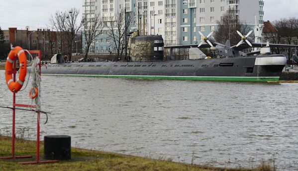 Tàu ngầm B-413 project 641 bên phố Peter Đại đế, Kaliningrad. - Sputnik Việt Nam