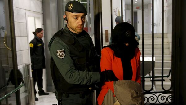 A suspect is led by a Spanish Civil Guard officer as they leave the headquarters of Industrial and Commercial Bank of China (ICBC) during a raid in Madrid, Spain, February 17, 2016 - Sputnik Việt Nam