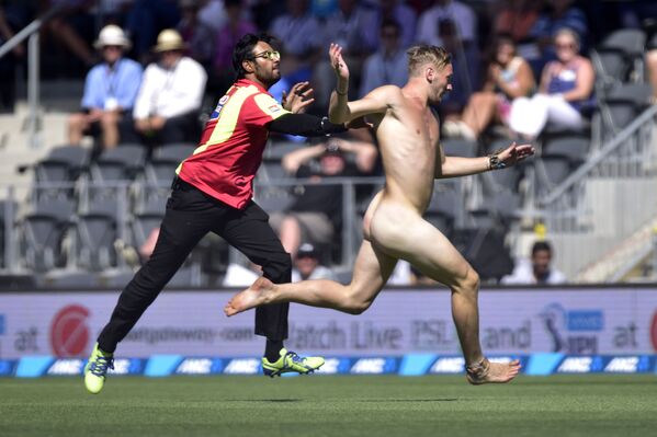 Người đàn ông lõa thể chạy trốn nhân viên bảo vệ trong trận cricket giữa hai đội New Zealand và Úc - Sputnik Việt Nam