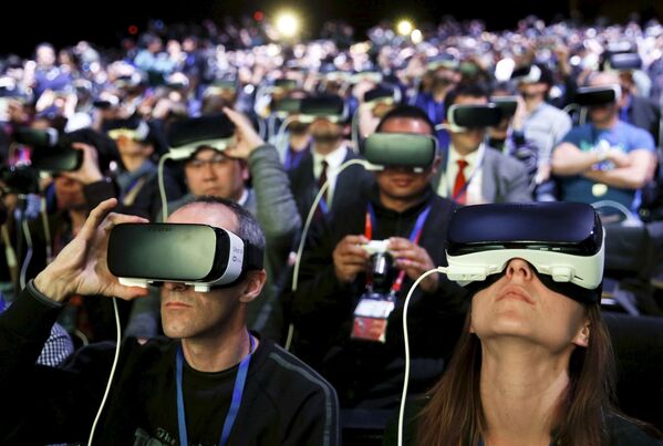 Những người đeo kính ảo Samsung Gear VR tại buổi trình bày điện thoại thông minh mới Samsung S7 ở Barcelona - Sputnik Việt Nam