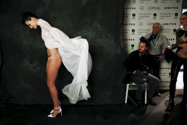 Người mẫu trong hậu trường Tuần lễ thời trang Mercedes-Benz ở Madrid. - Sputnik Việt Nam
