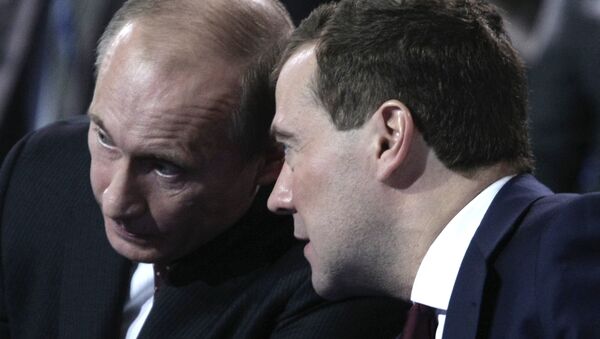 Президент РФ Д.Медведев и премьер-министр РФ В.Путин на Съезде партии Единая Россия - Sputnik Việt Nam