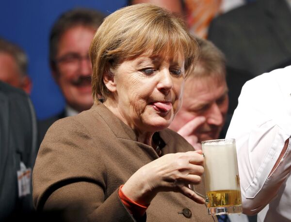 Thủ tướng Đức Angela Merkel uống bia trong cuộc gặp của Liên minh Dân chủ Cơ đốc giáo tại thành phố Folkmarsen - Sputnik Việt Nam
