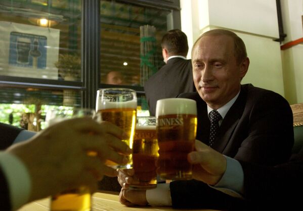 Tổng thống Nga Vladimir Putin ghé thăm quán bia đường phố ở Chelyabinsk - Sputnik Việt Nam