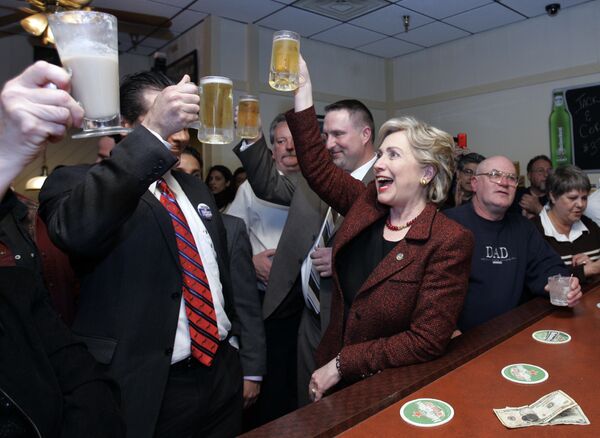 Ứng viên Tổng thống Hoa Kỳ từ đảng Dân chủ Hillary Clinton trong chiến dịch trước bầu cử uống bia khi dừng chân tại nhà hàng Bronco thành phố  Crown Point - Sputnik Việt Nam