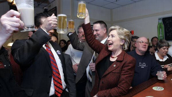 Ứng viên Tổng thống Hoa Kỳ từ đảng Dân chủ Hillary Clinton trong chiến dịch trước bầu cử, dùng bia khi dừng chân tại nhà hàng Bronco thành phố  Crown Point - Sputnik Việt Nam