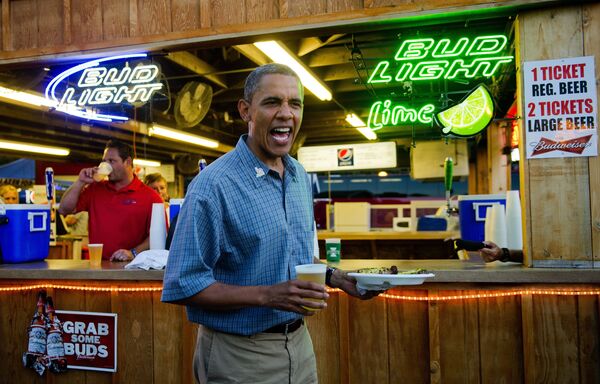 Tổng thống Hoa Kỳ  Barack Obama với vại bia và món thăn lợn rán khi thăm Hội chợ bang Iowa tại thành phố Des Moines. - Sputnik Việt Nam