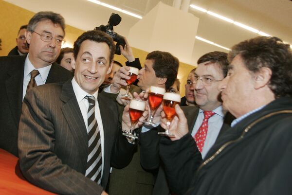 Cựu Tổng thống Pháp Nicolas Sarkozy và bia ở Paris - Sputnik Việt Nam