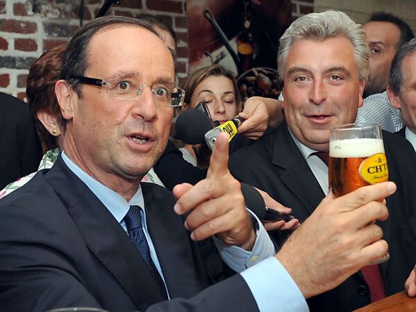 Tổng thống Pháp Francois Hollande với vại bia trên tay - Sputnik Việt Nam