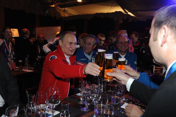 Ông Vladimir Putin uống bia ở Sochi - Sputnik Việt Nam