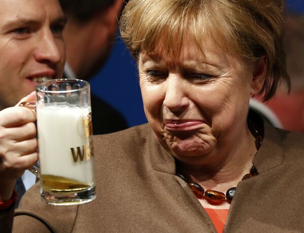 Thủ tướng Đức Angela Merkel uống bia trong cuộc họp của Liên minh Dân chủ Cơ đốc giáo tại thành phố Volkmarsen - Sputnik Việt Nam