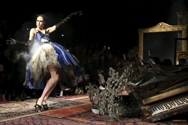 Người mẫu phô trương bộ sưu tập váy áo Moschino trong Tuần lễ Thời trang tại Milan, Italy - Sputnik Việt Nam