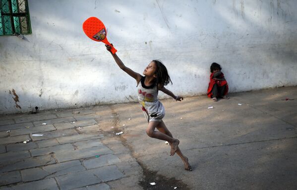 Cô bé chơi cầu lông trên đường phố Delhi - Sputnik Việt Nam