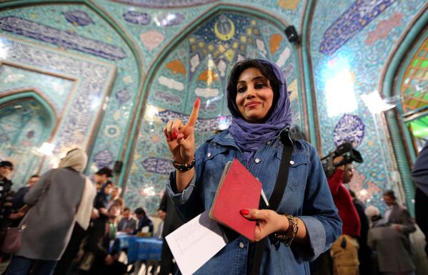Người phụ nữ Iran tại một trạm bỏ phiếu ở Tehran - Sputnik Việt Nam