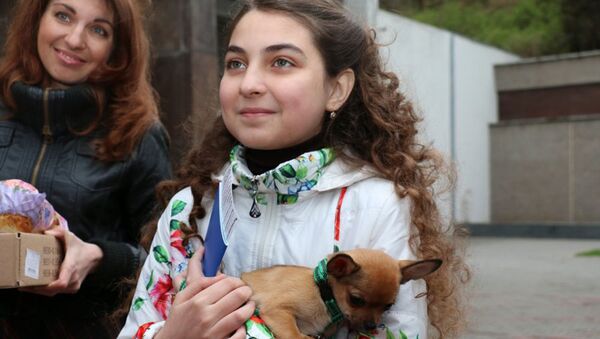 Bé gái tị nạn từ Donbass được ông Putin tặng một con cún - Sputnik Việt Nam