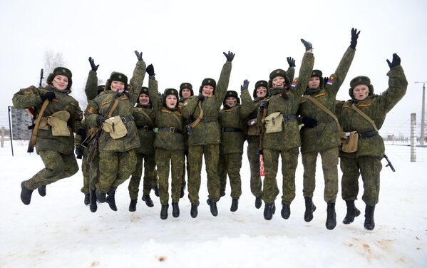 Những cô gái chiến sĩ tham gia cuộc thi toàn Nga về kỹ năng chuyên nghiệp “Dưới lớp quân trang”. - Sputnik Việt Nam