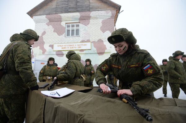 Những cô gái chiến sĩ tham gia cuộc thi toàn Nga về kỹ năng chuyên nghiệp “Dưới lớp quân trang”. - Sputnik Việt Nam