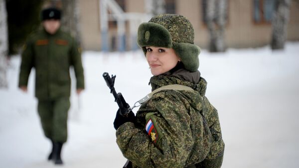 Thành viên tham gia cuộc thi toàn Nga về kỹ năng chuyên nghiệp trong các nữ chiến sĩ  “Dưới lớp quân trang”. - Sputnik Việt Nam