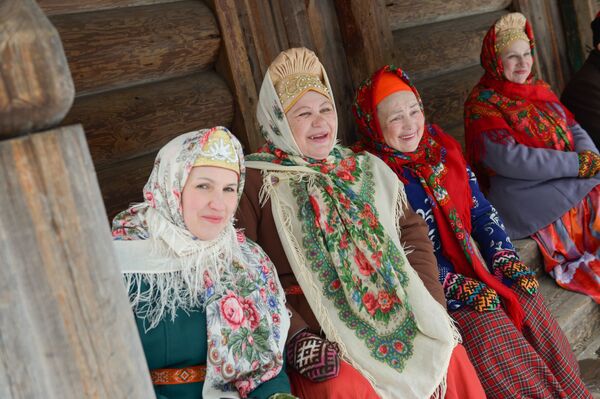 Phụ nữ trong trang phục dân tộc tại buổi khai mạc tuần lễ Maslenitsa trên khuôn viên viện bảo tàng kiến trúc gỗ “Malye Korely” tại tỉnh Arkhangelsk. - Sputnik Việt Nam