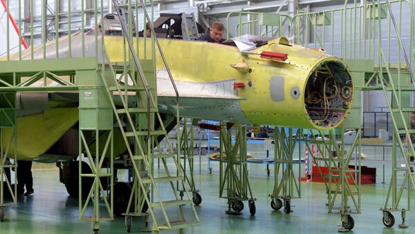Công nhân xưởng hoàn thiện lắp ráp tại doanh nghiệp thuộc AO RSK MiG - Sputnik Việt Nam