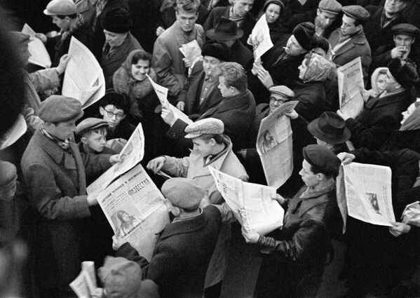 Người dân Moskva với tờ báo số ra ngày 12 tháng 4, khi Yuri Gagarin bay vào vũ trụ - Sputnik Việt Nam