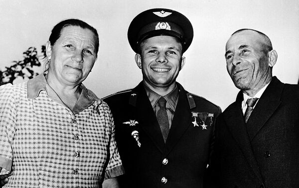 Yuri Gagarin và các cụ thân sinh - Sputnik Việt Nam