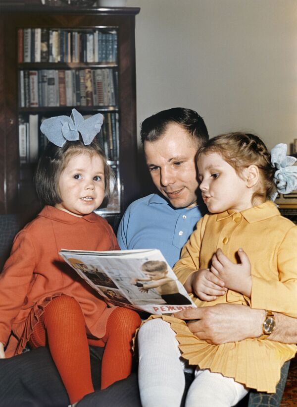 Yuri Gagarin cùng các con gái - Sputnik Việt Nam
