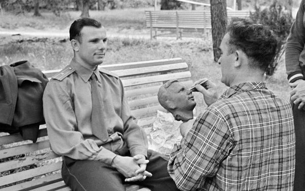 Nhà điêu khắc Liên xô Grigory Postnikov đang thực hiện bức chân dung điêu khắc của phi công vũ trụ Yuri Gagarin. Bên phải - phi hành gia Alexei Leonov Nhà điêu khắc Liên xô Grigory Postnikov đang thực hiện bức chân dung điêu khắc của phi công vũ trụ Yuri Gagarin. Bên phải - phi hành gia Alexei Leonov - Sputnik Việt Nam