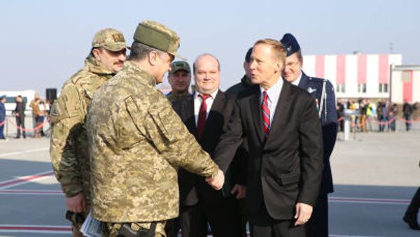 Tổng thống Ukraine Petro Poroshenko trong buổi tiếp nhận thiết bị quân sự của Mỹ tại sân bay Kiev - Sputnik Việt Nam