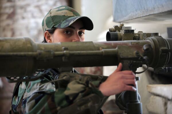 Nữ bắn tỉa của tiểu đoàn phụ nữ Syria bắn vào quân nổi dậy bằng súng phóng lựu - Sputnik Việt Nam