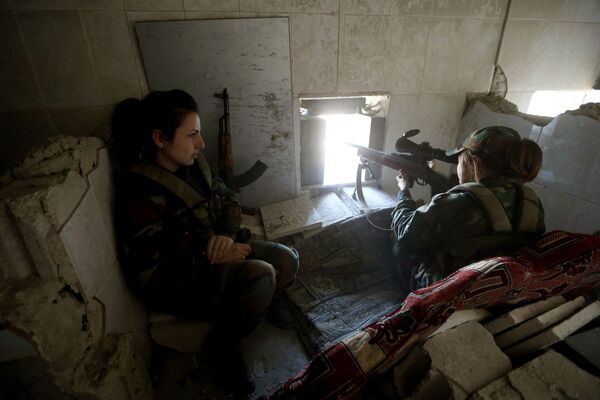 Nữ bắn tỉa của tiểu đoàn phụ nữ Syria bắn vào quân nổi dậy từ nơi ẩn nấp - Sputnik Việt Nam
