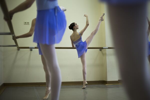 Nữ nghệ sĩ ballet Mỹ Harper Ortlieb trong giờ học tại Học viện Múa Matxcơva - Sputnik Việt Nam