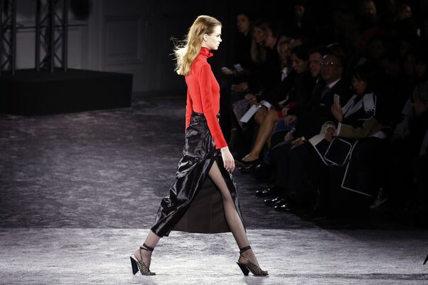Người mẫu trên sàn diễn thời trang giới thiệu bộ sưu tập của Nina Ricci ở Paris - Sputnik Việt Nam