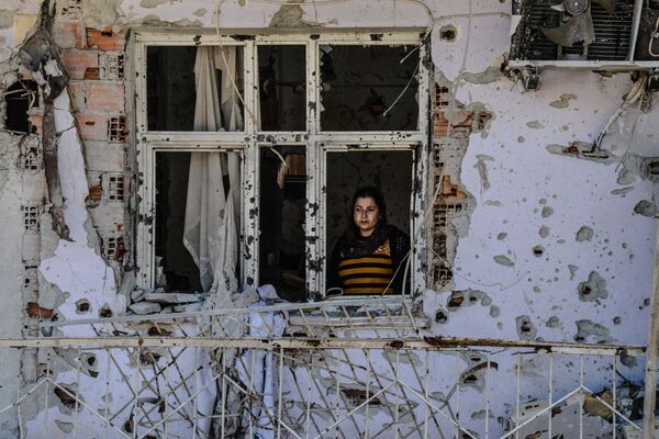 Người phụ nữ trong ô cửa ngôi nhà đổ nát ở Cizre, Thổ Nhĩ Kỳ - Sputnik Việt Nam