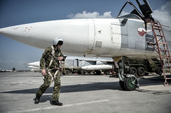 Phi công lái cường kích cơ Su-24 chuẩn bị cất cánh từ căn cứ Hmeymim, tỉnh Latakia của Syria - Sputnik Việt Nam