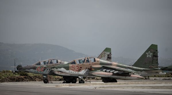 Chiến đấu cơ Su-25 tại căn cứ không quân Hmeymim, tỉnh Latakia của Syria - Sputnik Việt Nam